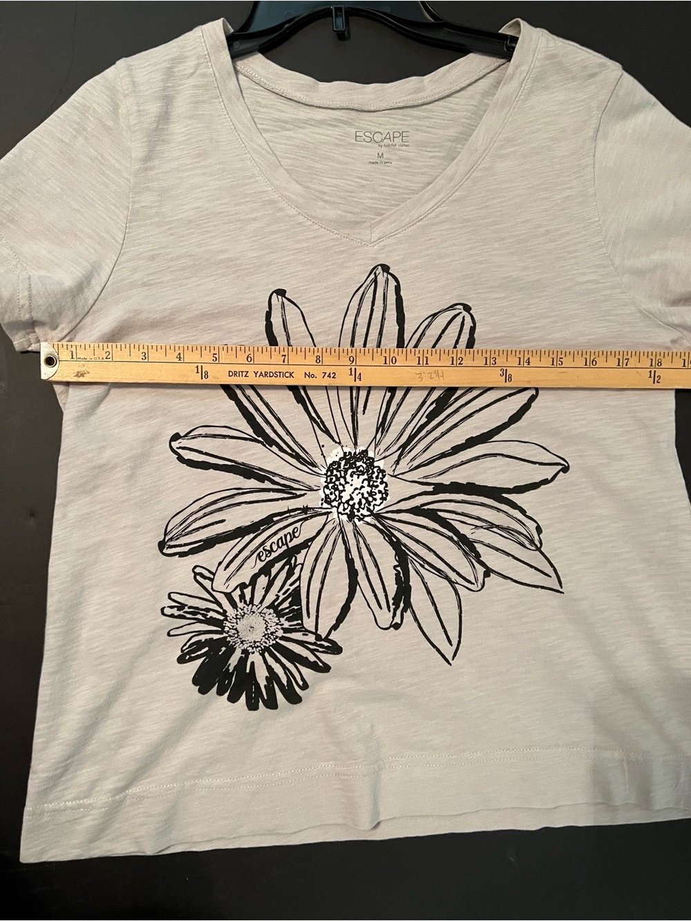Women's Taupe Daisy V-Neck short sleeved tee! Escapes by habitat - Picture 4 of 5